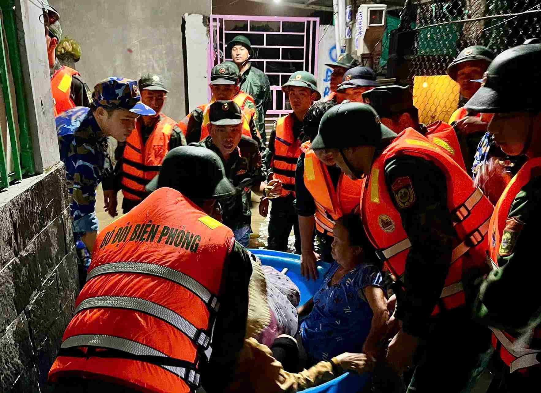 Lam Dong provincial forces focus on supporting people to overcome the consequences of flash floods due to the water reservoir break. Photo: Phuc Khanh