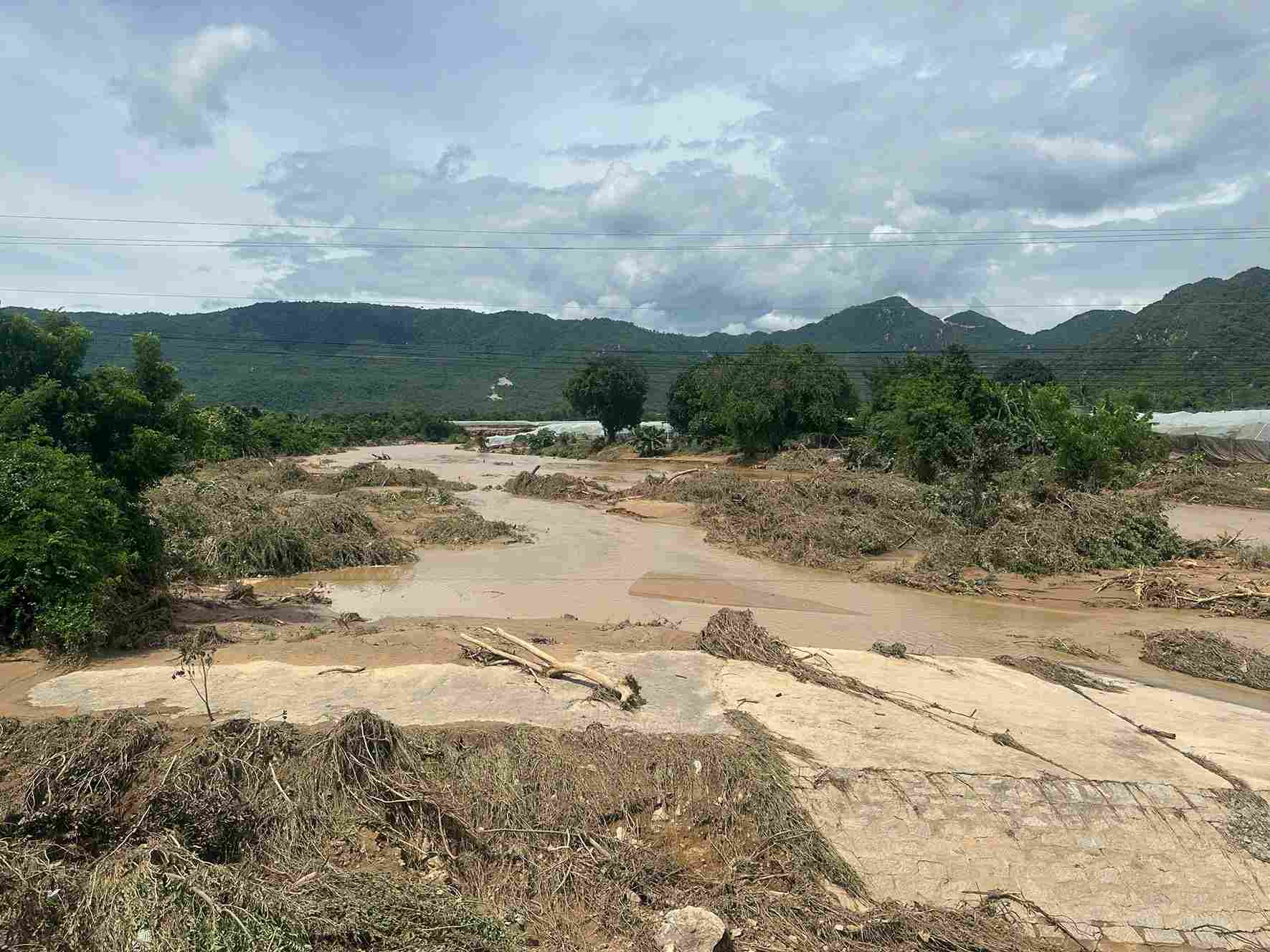 Su co vo ho nuoc tren doi cao gay ra lu quet gay thiet hai nang tai thon 2, xa Tuy Phong. Anh: Khanh Vinh