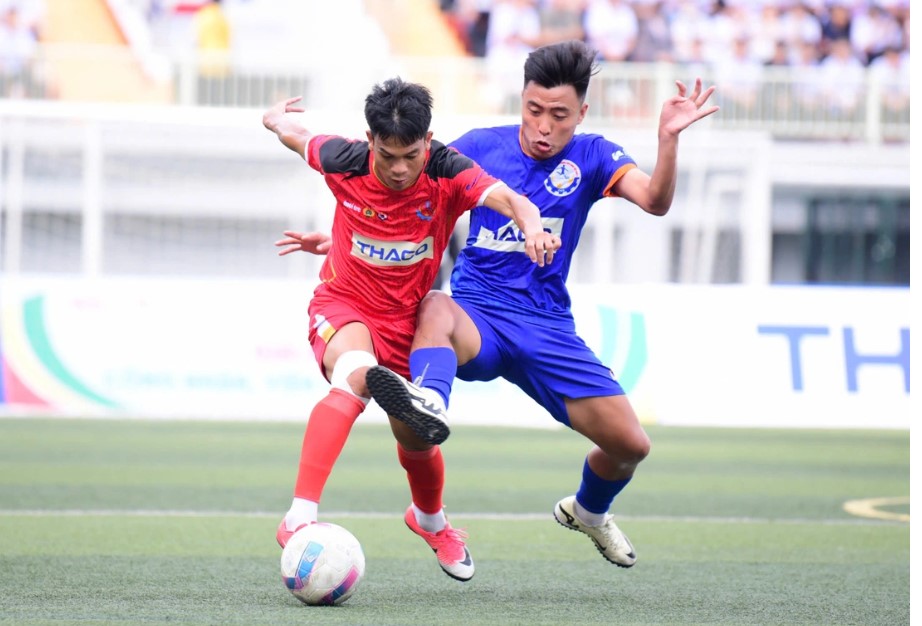 The Sacombank team (red shirt) won the 2025 Vietnam Workers and Civil Servants Football Tournament after defeating the Vietnam Bank Trade Union team. Photo: Dinh Quang