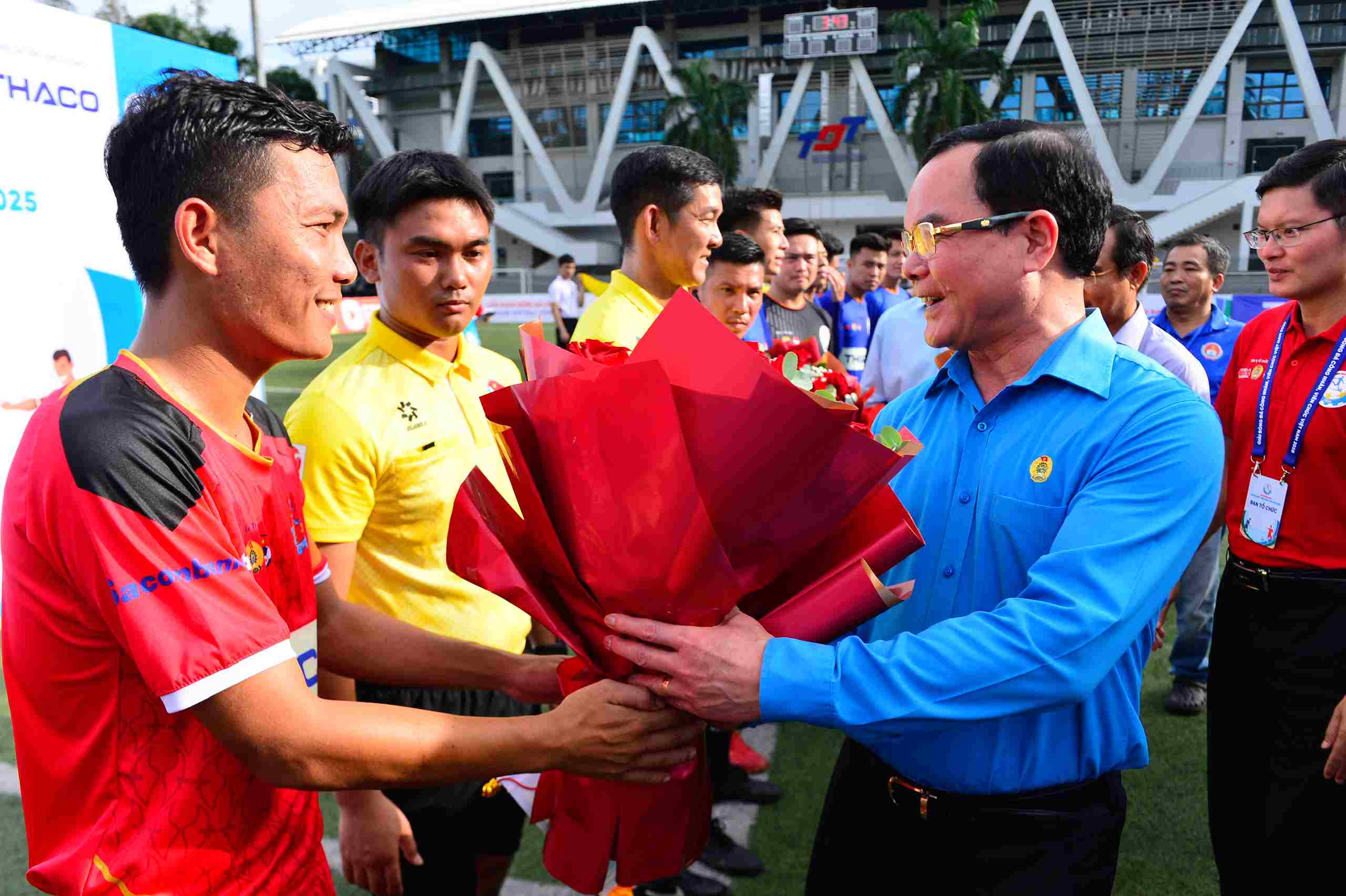 Ong Nguyen Dinh Khang tang hoa cho cac cau thu.