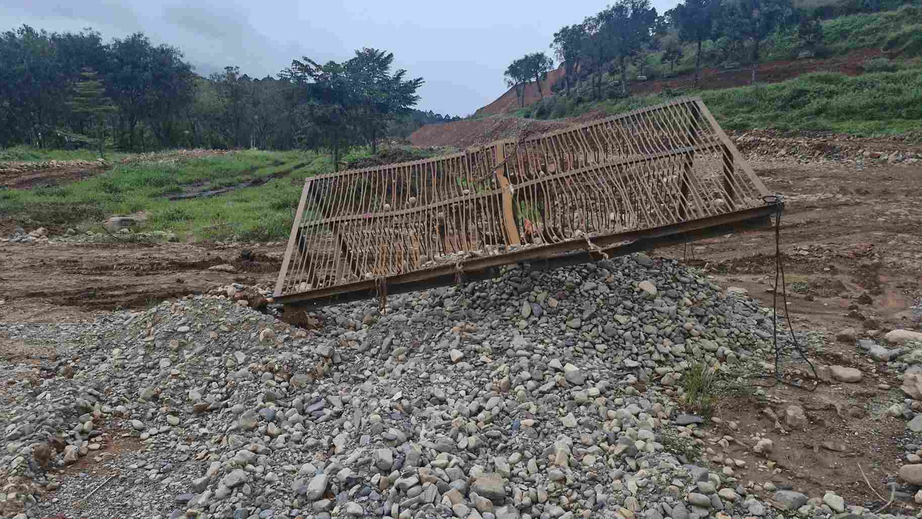 Sang sat duoc su dung de sang cat, soi tai hien truong. Anh: Phuc Khanh