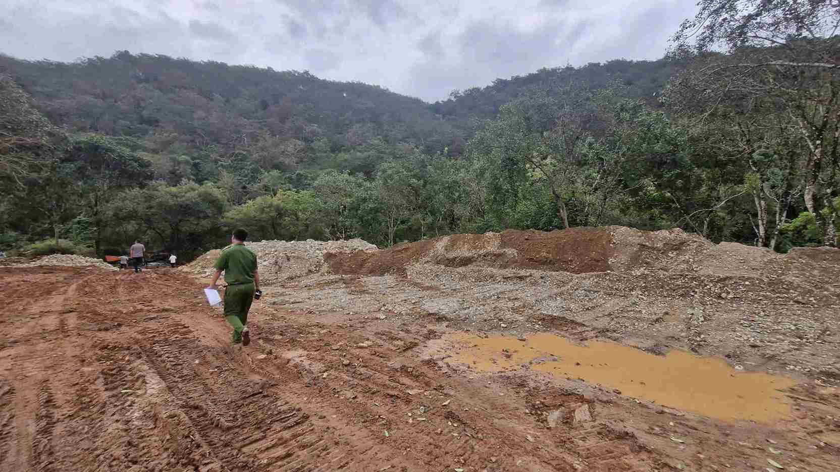 Khu vuc khai thac cat, soi khong phep rong hang ngan met vuong, nam ngay bo song Da Quay. Anh: Phuc Khanh