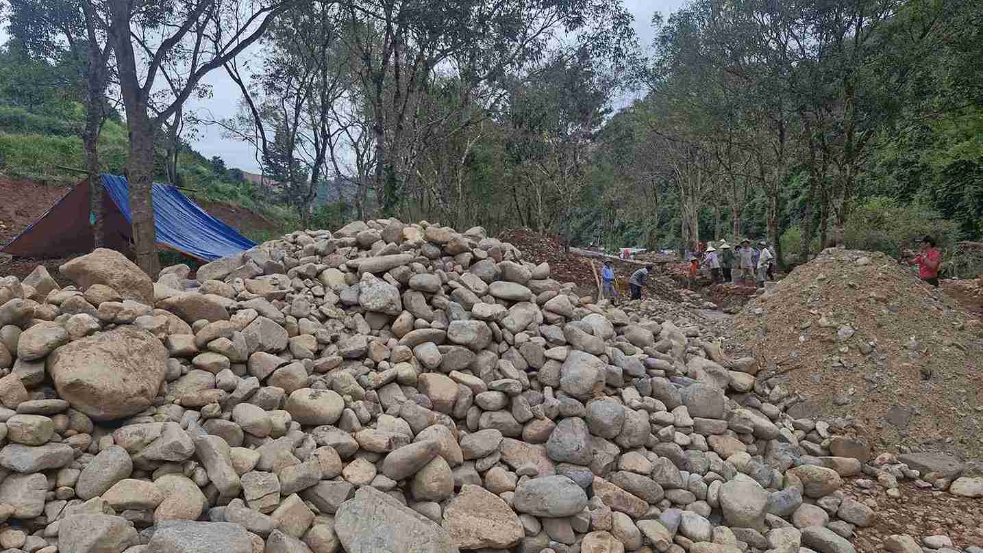 Tai hien truong, soi duoc tap ket tai nhieu vi tri voi hon 10 diem lon, nho. Anh: Phuc Khanh