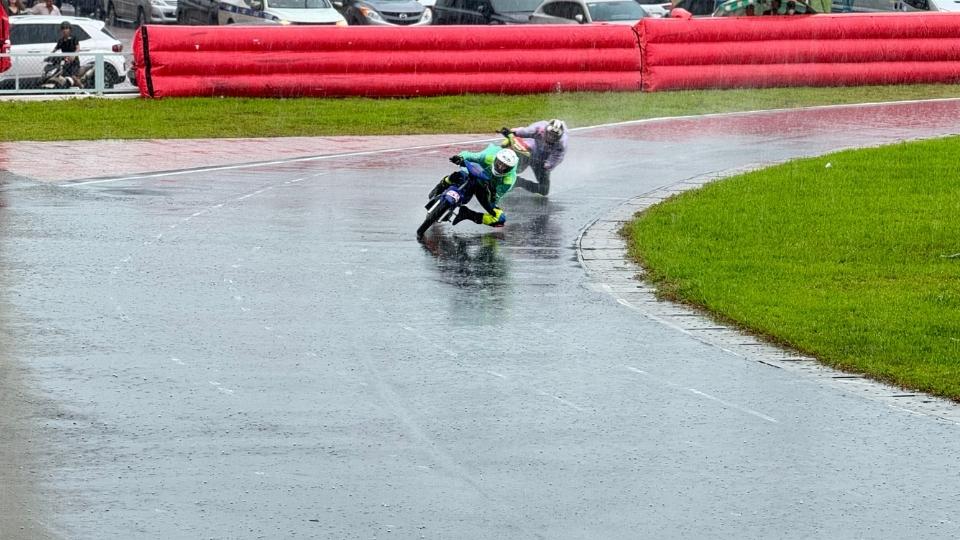 The dramatic accelerations attracted hundreds of spectators to cheer. Photo: Hoang Loc