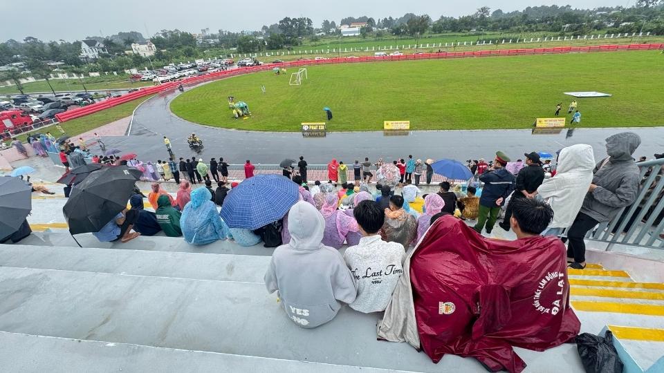 Hang tram khan gia doi mua van nan lai co vu cuong nhiet cho cac tay dua. Anh: Hoang Loc
