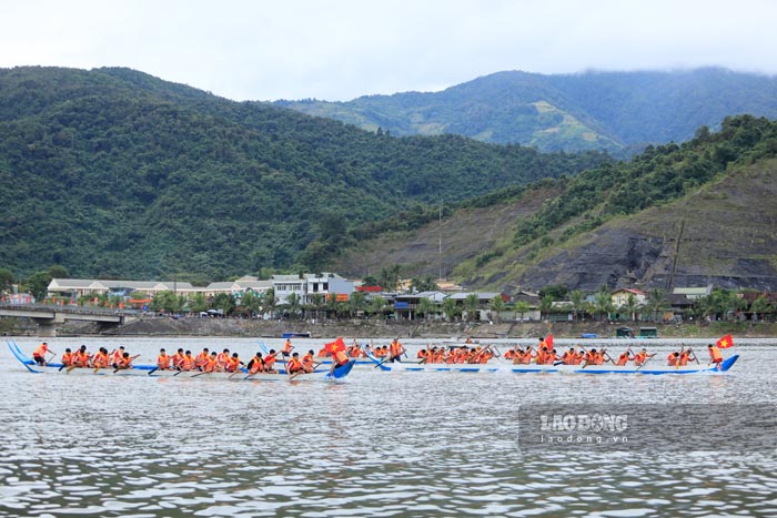 Emocionante carrera de barcos duoi En en el rio Da en el barrio de Muong Lay provincia de Dien Bien. Foto: Quang Dat