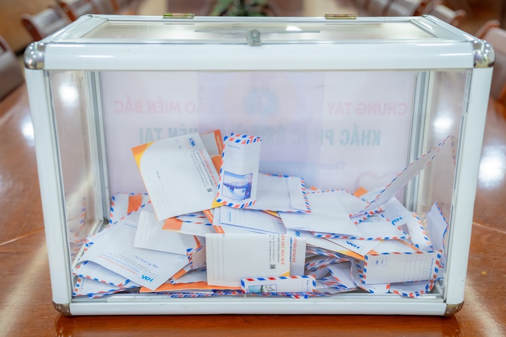 Union members and workers of Hue Textile and Garment joined in supporting people in the northern provinces to overcome the consequences of storms and floods. Photo: Hue Textile