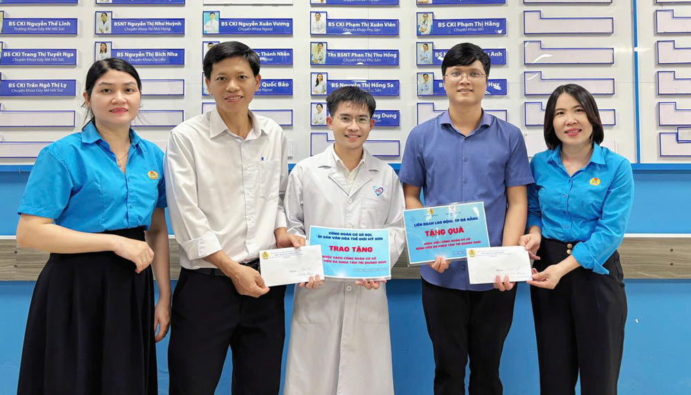 The Trade Union of Nam Phuoc Commune, Da Nang City encourages frontline forces to overcome the consequences of floods. Photo: Nam Phuoc Trade Union.