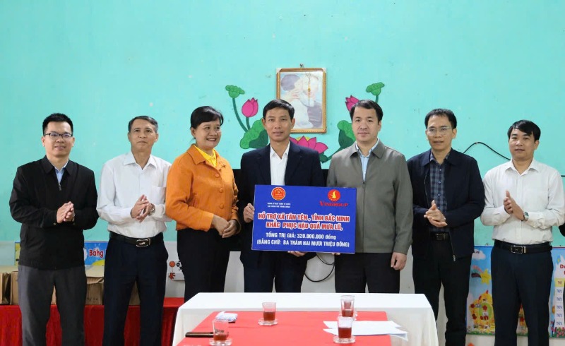 ゴ・ヴァン・クオン同志 - 祖国戦線党委員会副書記、中央組織（右から左へ3番目にランク付け）および随伴部隊はタンイェンコミューン（バクニン）を支援した。写真: ドゥックへ