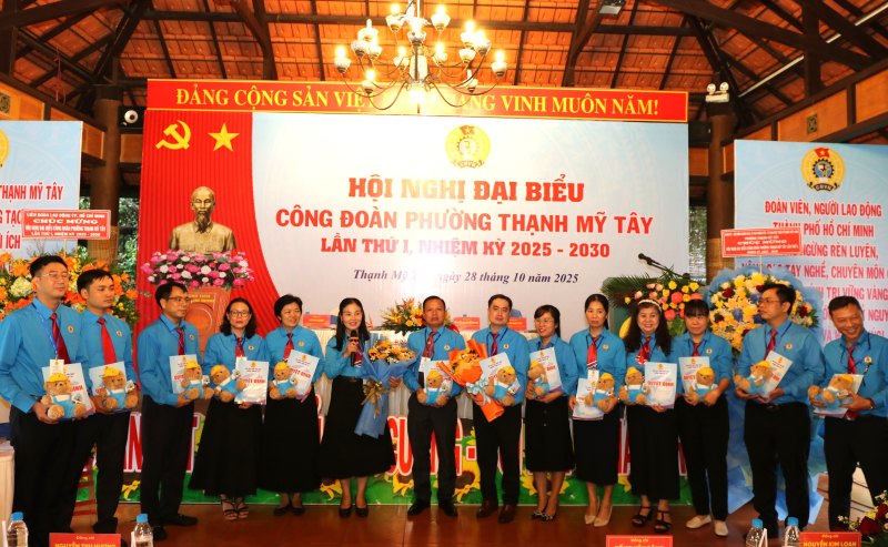 Ban Chap hanh Cong doan phuong Thanh My Tay ra mat hoi nghi. Anh: Duc Long