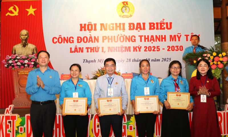 Representatives of the Vietnam General Confederation of Labor and the Ho Chi Minh City Confederation of Labor awarded the "For the cause of building the Trade Union organization" Medal to outstanding individuals. Photo: Duc Long