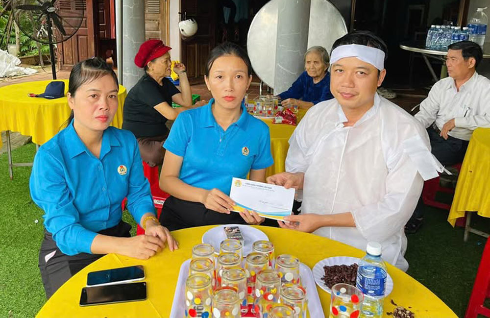 The Dien Ban Ward Union, Da Nang City presented support to the family of a union member who died in the flood. Photo: Dien Ban Trade Union
