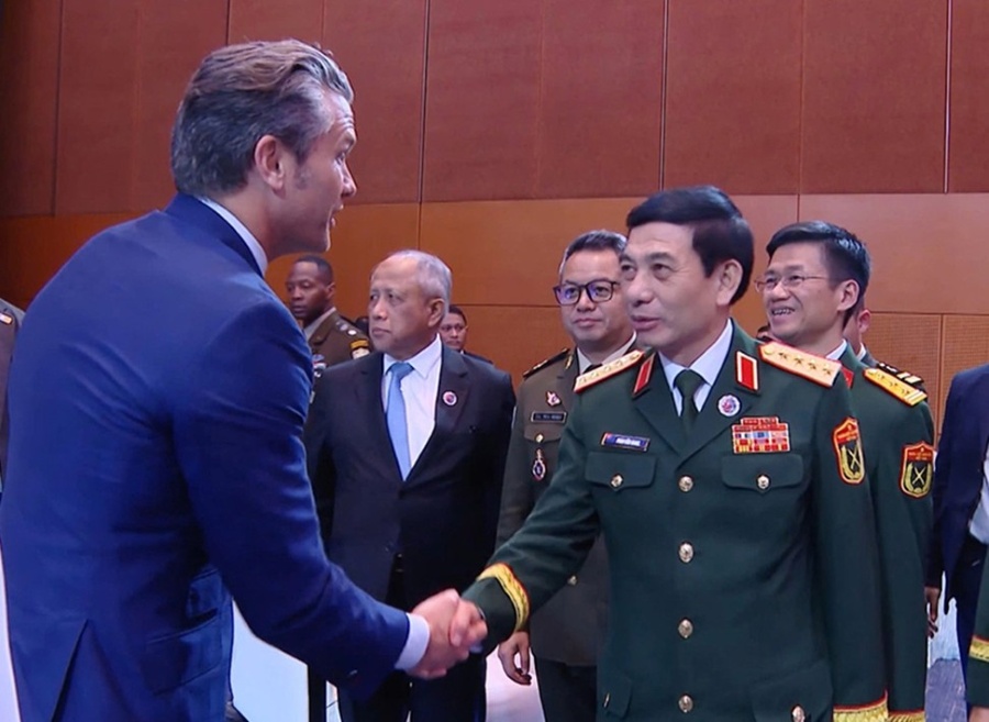 General Phan Van Giang met on the sidelines with US Secretary of War Pete Hegseth. Photo: Ministry of National Defense