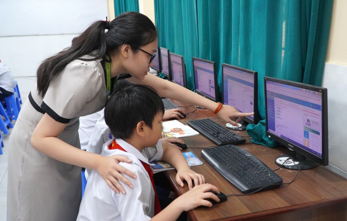 The Ministry of Education and Training proposes that all teachers are entitled to a special salary coefficient. Photo: Chan Phuc