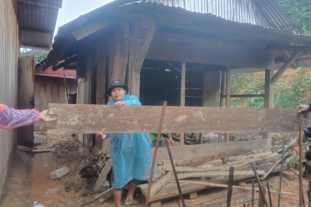 Don Bien phong Ga Ry phoi hop voi chinh quyen xa Hung Son to chuc di doi tai san va ho tro 6 ho dan o thon A Ting. Anh: Tam Thanh