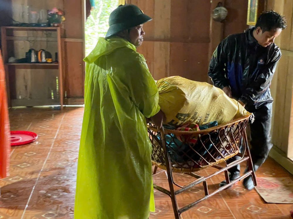 Urgently evacuate the assets of 6 households from the landslide area in Da Nang. Photo: Tam Thanh