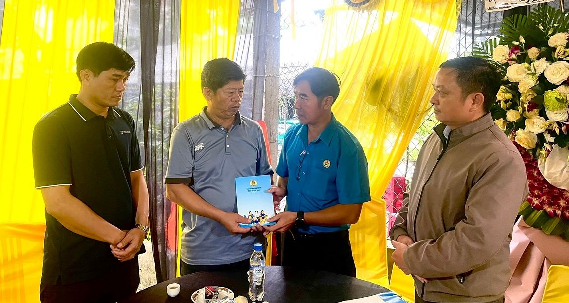 クアンガイ省労働総同盟の代表は、レ・バ・ヒエウ氏の家族への支援を表明した。写真: クアンガイ労働組合