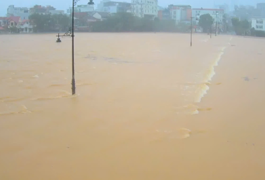 Heavy rain caused water on the Huong River to sink the Dap Da bridge on the afternoon of November 2, although the water has receded this morning. Photo: Hue-S