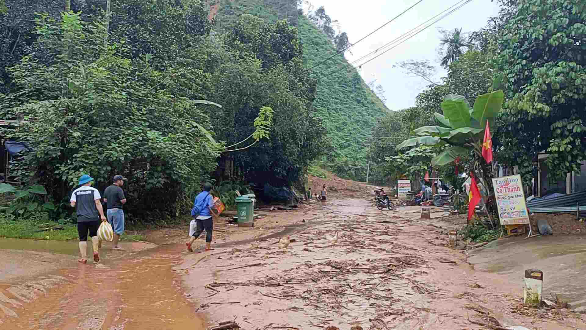 Landslides continue to occur at many points on Ho Chi Minh Road - the section passing through A Vuong Commune, Da Nang (old Quang Nam). Photo: B'riu Quan