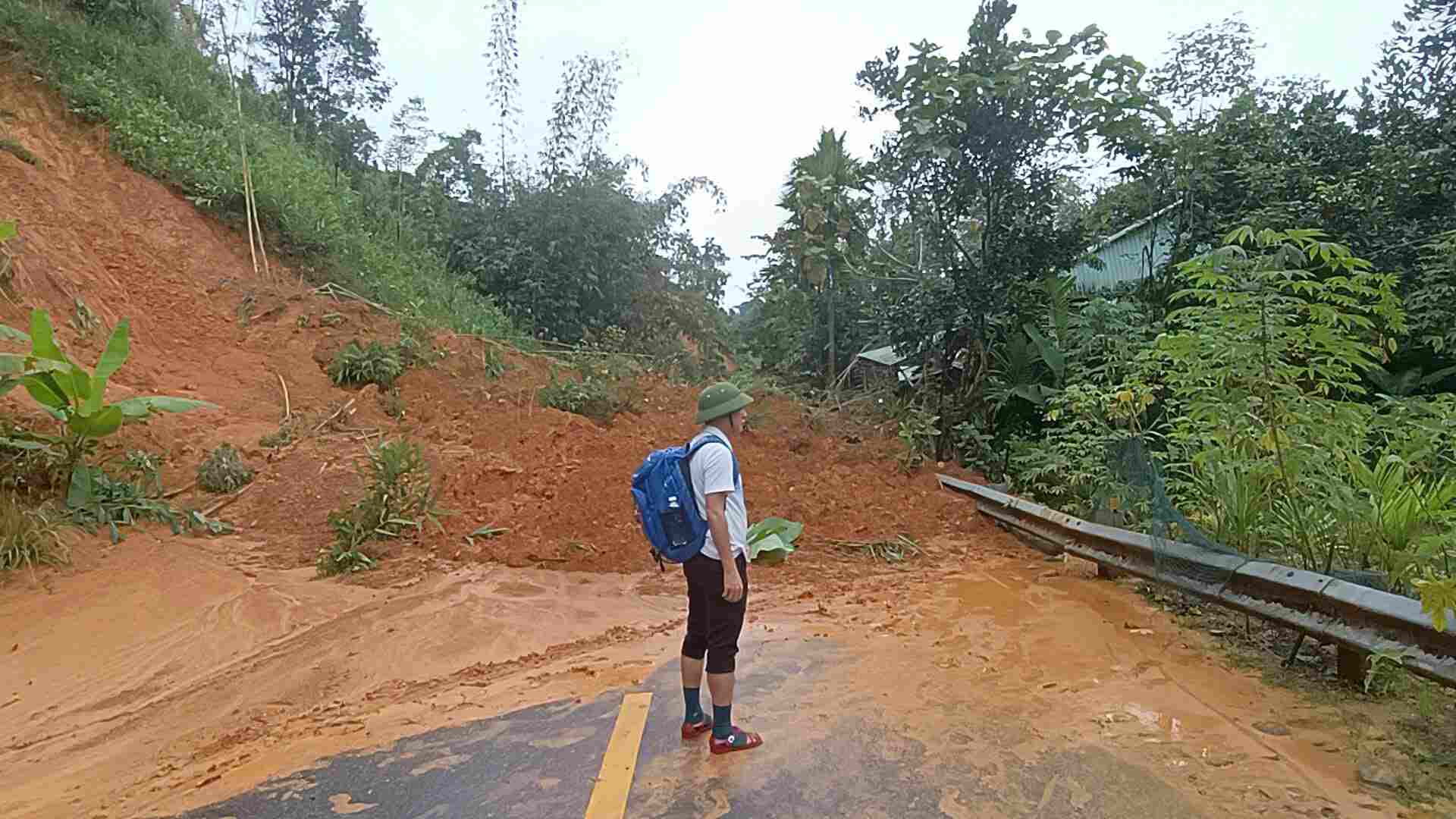 Sat lo tac giao thong tren duong HCM - doan qua xa A Vuong, Da Nang (Quang Nam cu). Anh: B'riu Quan