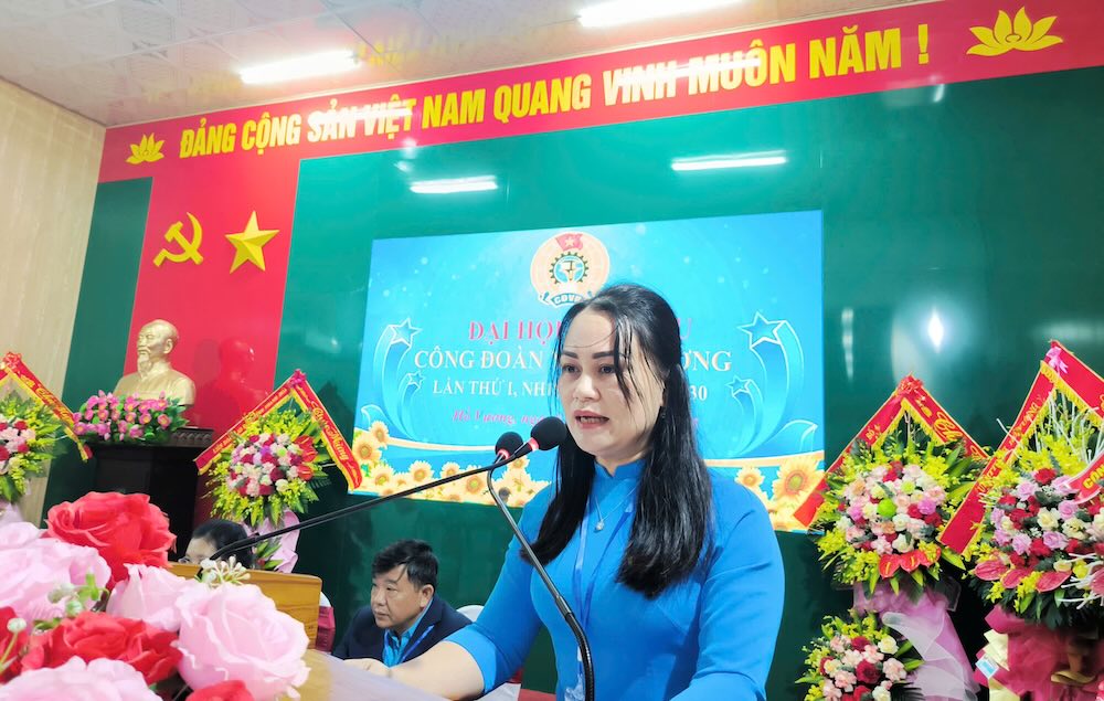 Comrade Trinh Thi Giang - Chairwoman of the Ho Vuong Commune Trade Union spoke at the Congress. Photo: Thanh Hoa Trade Union