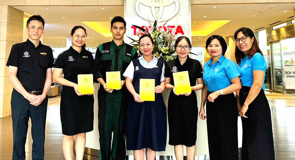 The Hoa Xuan Ward Union, Da Nang City, presented gifts to support union members affected by floods. Photo: Hoa Xuan Trade Union.