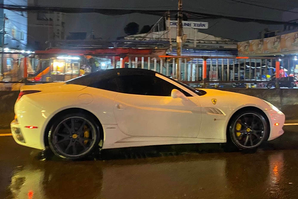 Un Ferrari California blanco aparece en las calles de Ciudad Ho Chi Minh atrayendo la atencion de los amantes de los coches. Foto: Thanh Thao