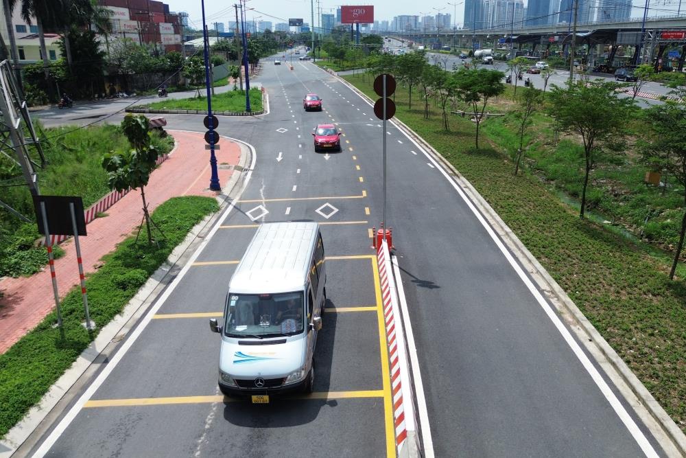 Nguoi dan di lai thuan loi tren tuyen duong song hanh duoc dua vao su dung. Ảnh: Anh Tu