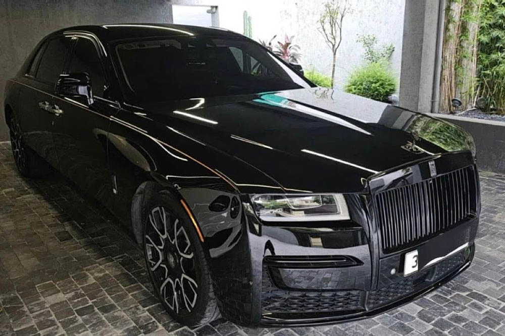 La Rolls-Royce Ghost de nouvelle generation avec un exterieur noir et un interieur marron luxueux est apparue a Hanoï attirant l'attention des passionnes de voitures. Photo : Doan Chinh