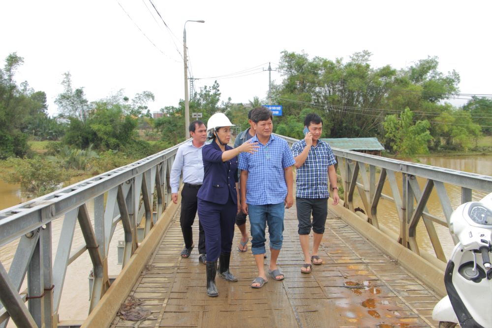 Pho Chu tich UBND TP Da Nang Nguyen Thi Anh Thi kiem tra cau Cam Kim ngay 2.11. Anh: Quang Ha