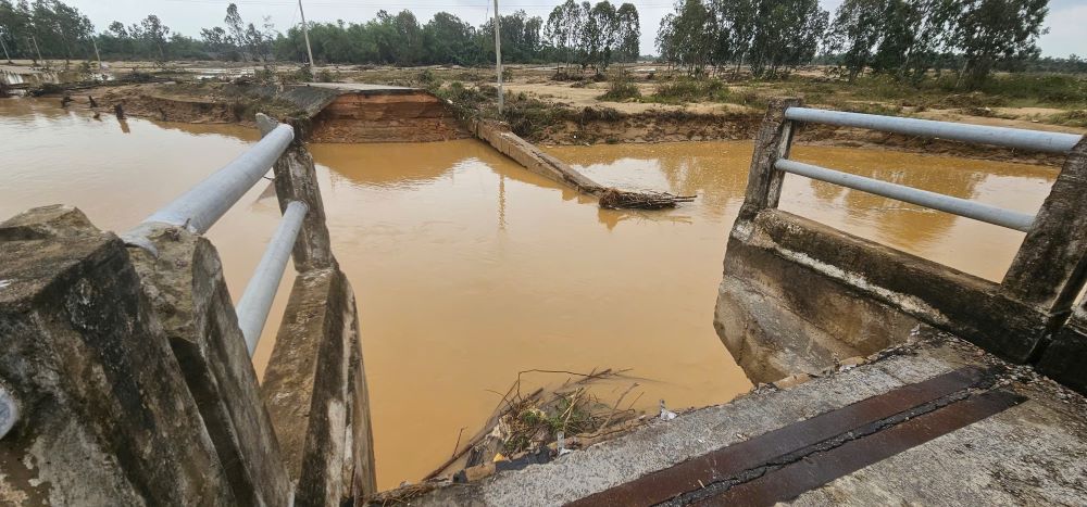 Mo cau Duy Phuoc phia phuong Hoi An bi sat lo nang, lam sap mot nhip cau. Anh: Quang Ha
