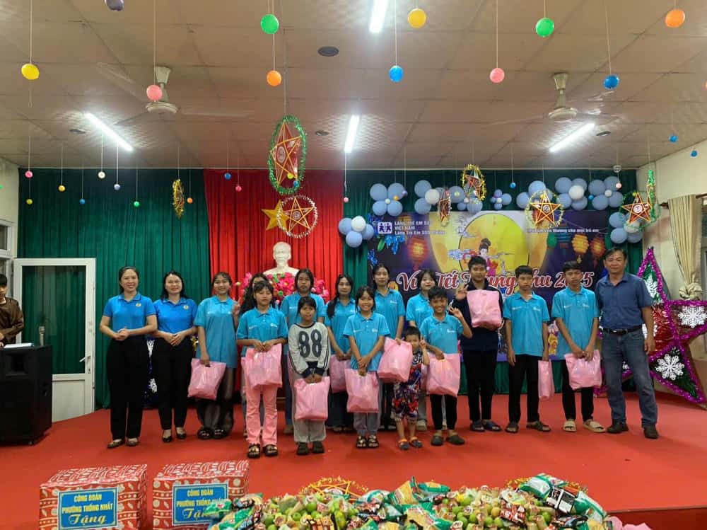Thong Nhat Ward Labor Union presents gifts to children of SOS Village. Photo: Thanh Tuan