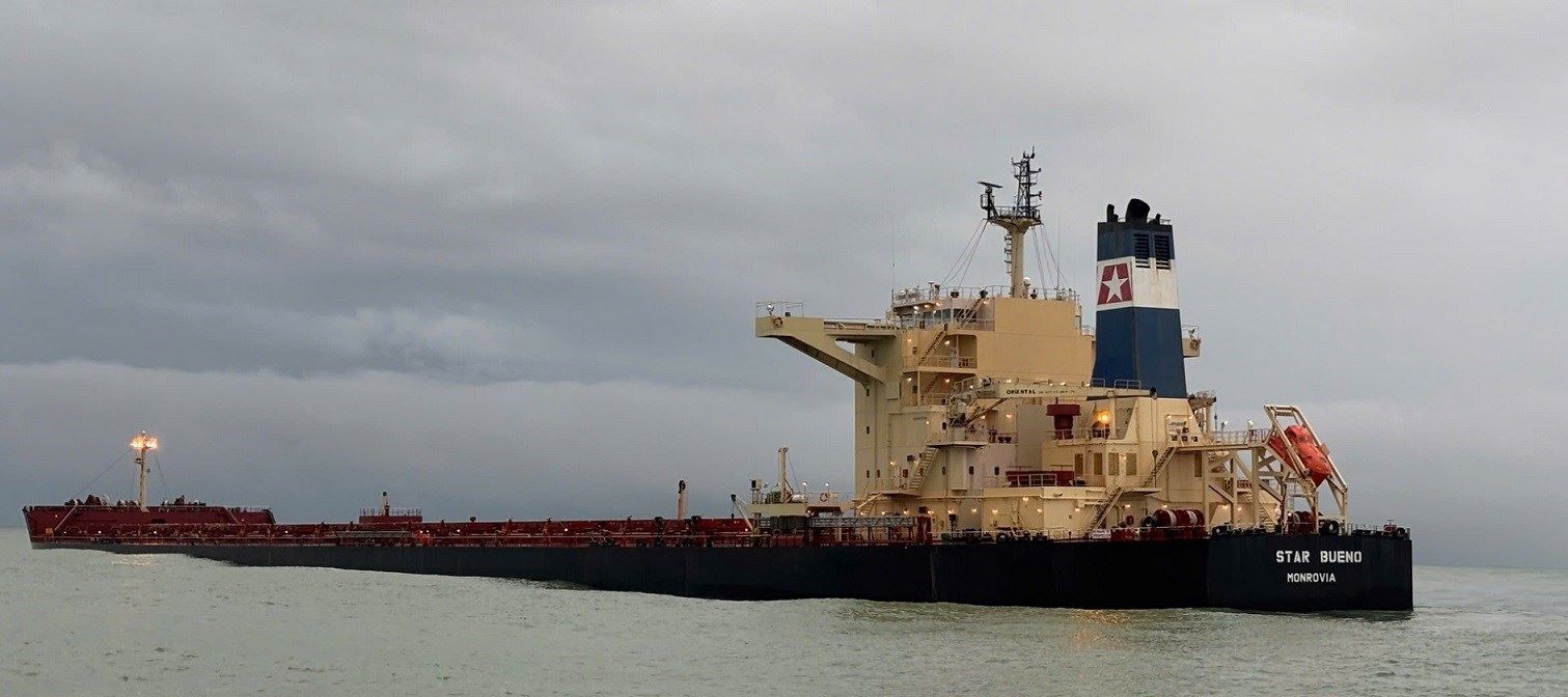 The cargo ship ran aground at Dung Quat port, Quang Ngai province. Photo: Khanh Toan