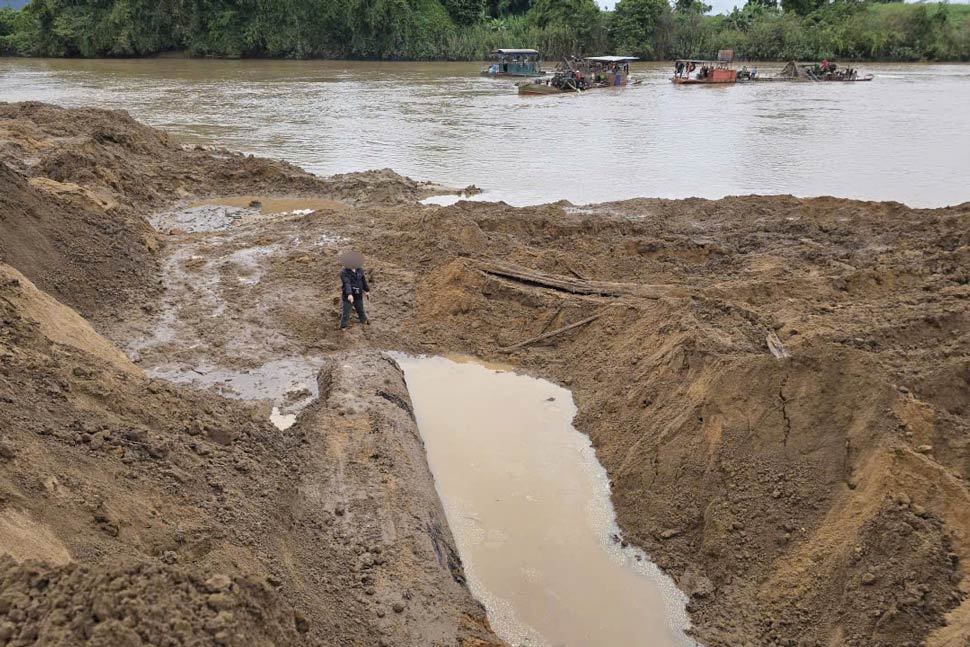 The scene of a large wooden trunk dug up on the bank of the Ayun River (Phu Thien Commune, Gia Lai). Photo: Hoai Phuong
