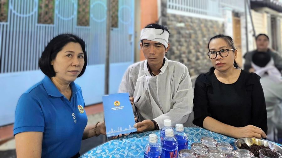 Representantes del Sindicato de la ciudad de Da Nang expresan sus condolencias y alientan a la familia de la trabajadora arrastrada por las inundaciones en su camino al trabajo. Foto: Truong An