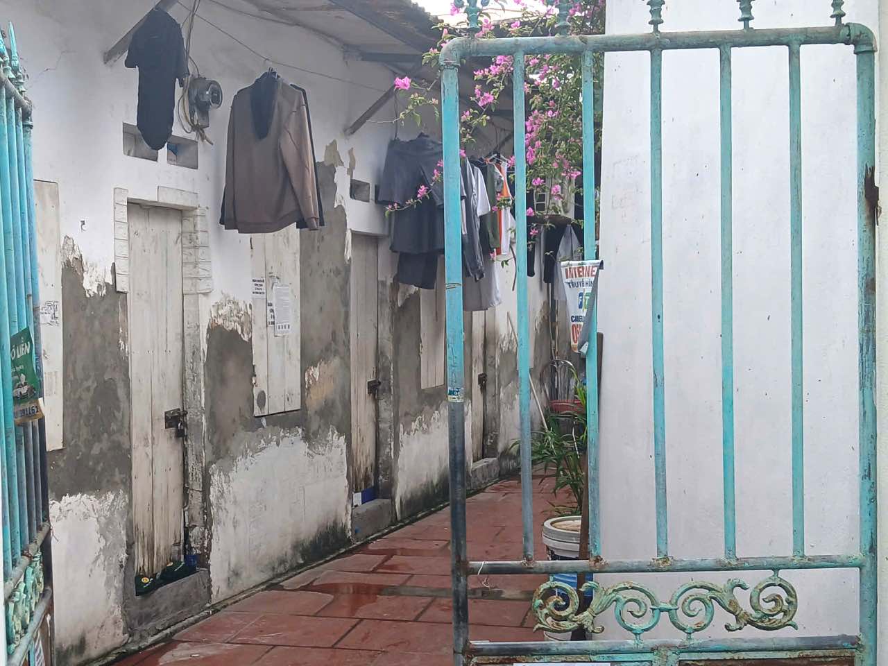 The lives of workers still have many difficulties. To reduce costs, most of them have to accept renting a room in places with cheap prices and poor conditions. Photo: Thanh Nhan