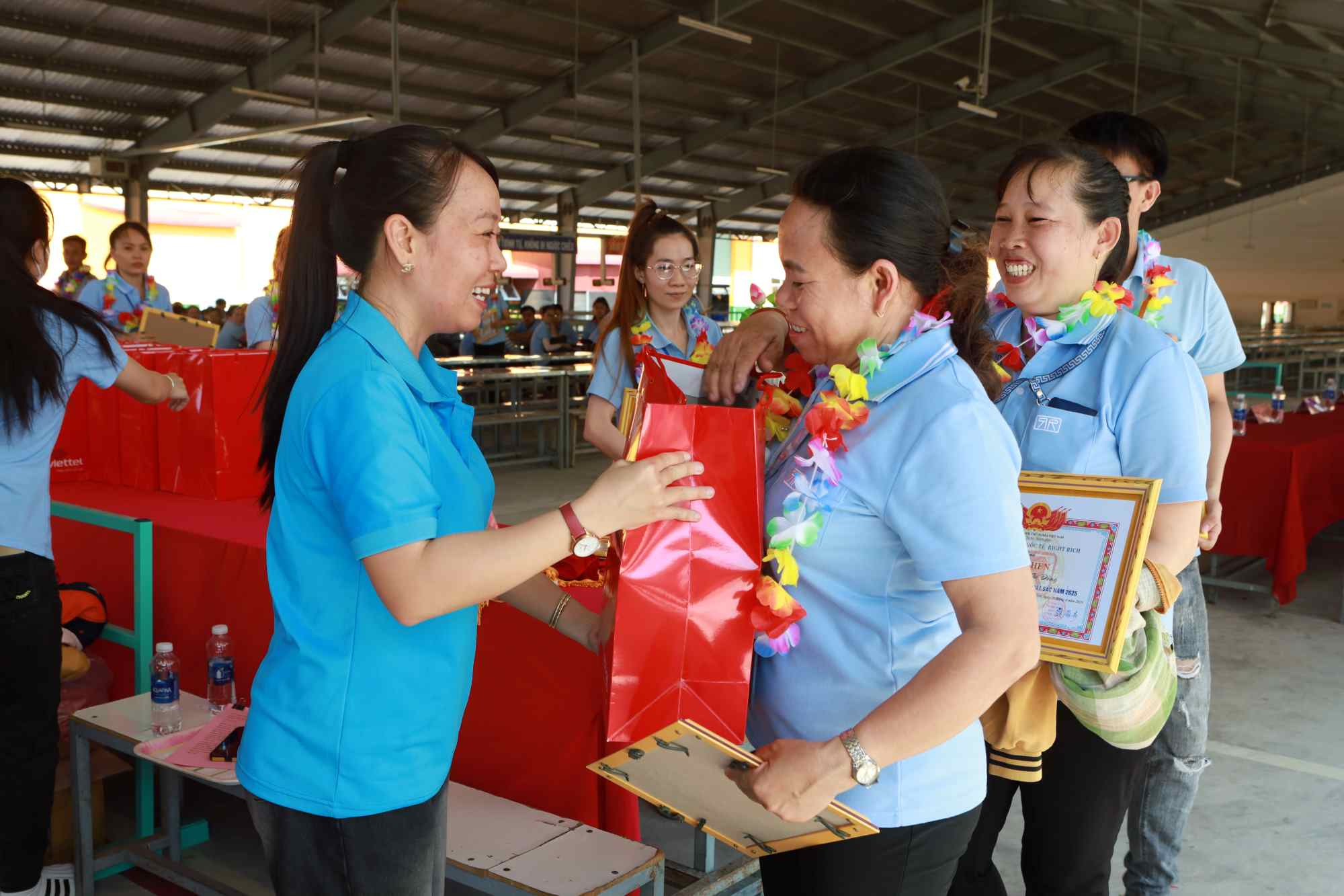 The Chairman of the Trade Union of Right Rich International Company Limited presented gifts to outstanding workers. Photo: Duy Tuan