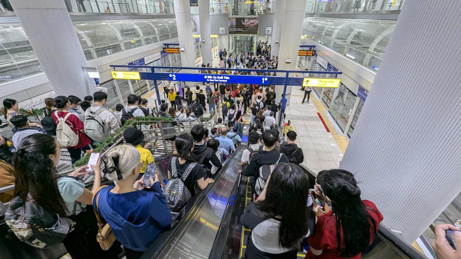 Hanh khach xuong ga ngam Ben Thanh di Metro so 1. Anh: Anh Tu