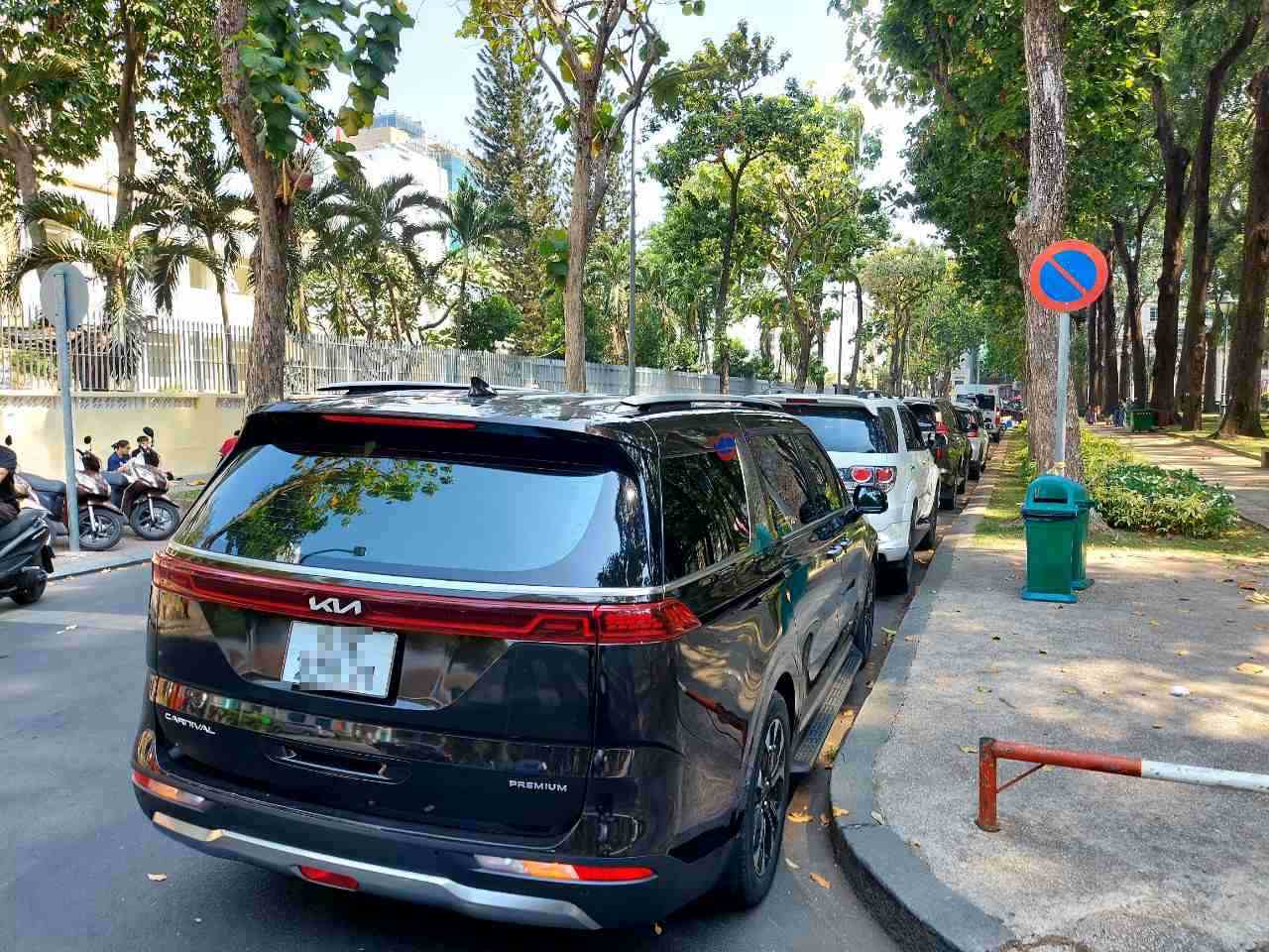 TPHCM khat bai dau xe, tai xe mang oto ra duong dau tren duong co bien cam o trung tam.  Anh: Minh Quan