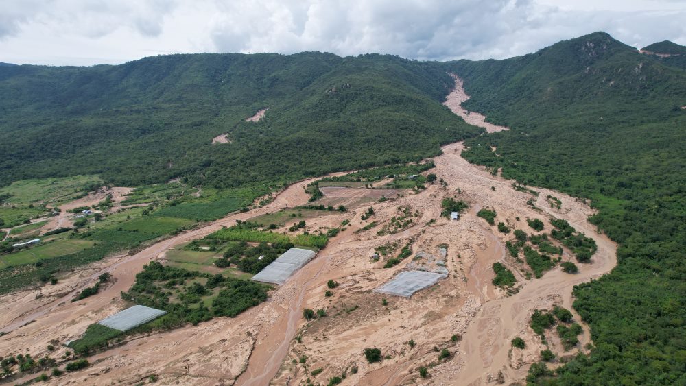 Chieu 2.11, phong vien tro lai ghi nhan hien truong su co vo ho chua nuoc cua trang trai Viet Phong Phu. Co quan Canh sat dieu tra Cong an tinh Lam Dong cung cac don vi nghiep vu co gang tiep can de kham nghiem hien truong. 