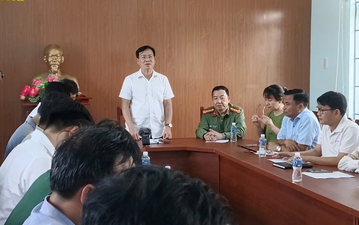 Chieu 2.11, ong Ho Van Muoi - Pho Bi thu Tinh uy, Chu tich UBND tinh Lam Dong cung doan cong tac, da truc tiep den xa Tuy Phong de chi dao khac phuc hau qua va lam ro nguyen nhan viec ho chua nuoc cua trang trai bi vo.