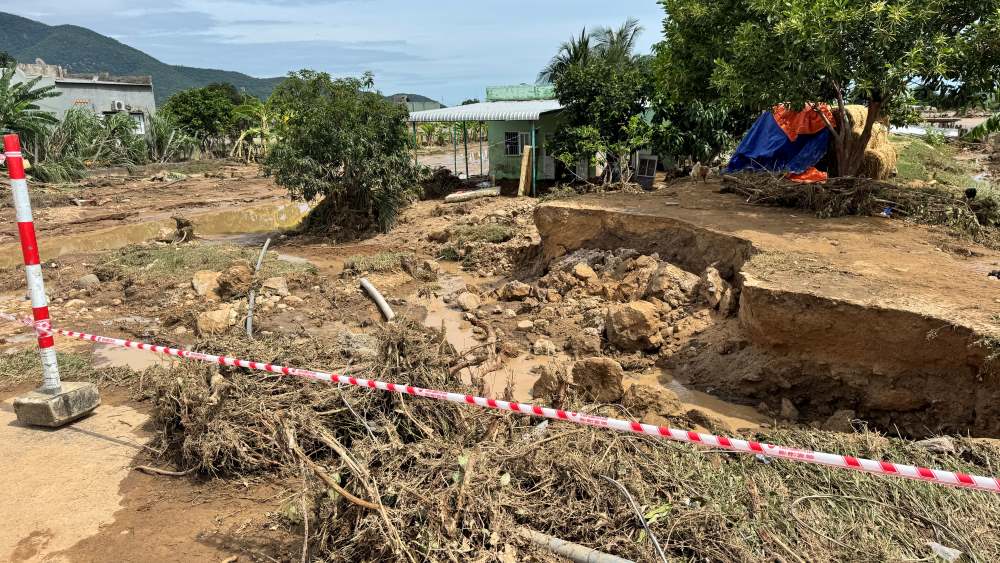 Ong Nguyen Ha Loc - Pho giam doc So Nong nghiep va Moi truong cho biet them, truoc mat cac ho con lai phai giam ngay luong nuoc tich tru de tranh su co tuong tu, dong thoi So se tong kiem tra toan bo cac ho chua trong khu vuc de danh gia muc do an toan.