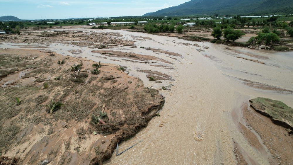 Ong Ho Van Muoi - Chu tich UBND tinh Lam Dong chi dao, neu ho khong duoc cap phep phai xu ly ngay. Ben canh do, cong an tinh vao cuoc dieu tra vu be gai tu vong do nuoc cuon troi. Cac so, nganh lien quan som ho tro xa Tuy Phong de khac phuc su co.