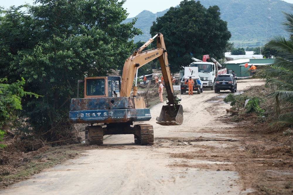 Hien cac luc luong tai dia phuong dang ho tro cac ho dan don dep nha cua, khac phuc hau qua de on dinh cuoc song.