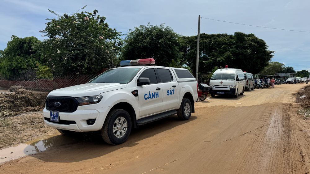 Viec tiep can hien truong ho bi vo gap kho khan do duong nui sat lo nang, nguy co bi da roi. Mot to cong tac cua cong an tinh phai mat hon 2 tieng leo nui moi vao duoc hien truong. Mot to khac tien hanh kham nghiem tu thi chau L.N.B.T (SN 2012) tai gia dinh nan nhan.