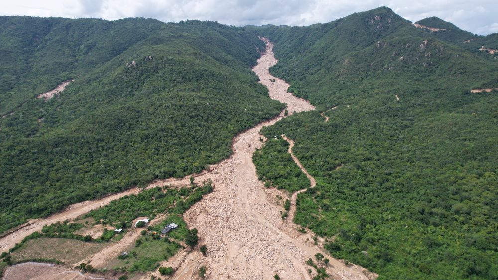 Vi tri xay ra su co thuoc Trang trai Viet Phong Phu nam tren nui thuoc thon 2 Phong Phu, xa Tuy Phong, tinh Lam Dong. Nuoc va bun dat theo vach nui do ao xuong ha nguon gan 5km.