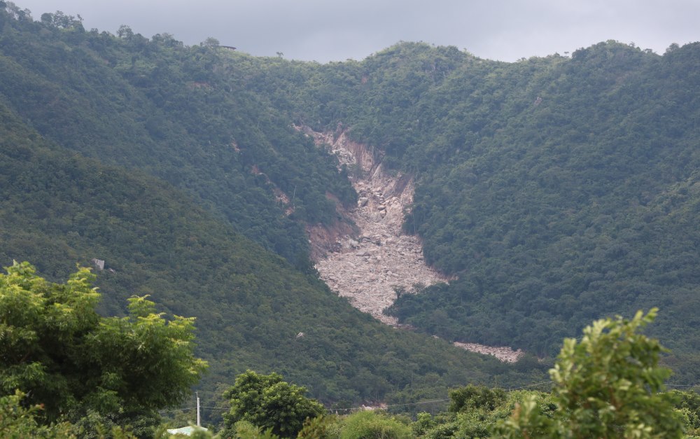 Dong nuoc cuon phang con dap chan ngang, tao dong chay xiet xuong noi dong nha dan. Nhin tu xa, co the nhin thay duong ranh xe toac suon doi. 