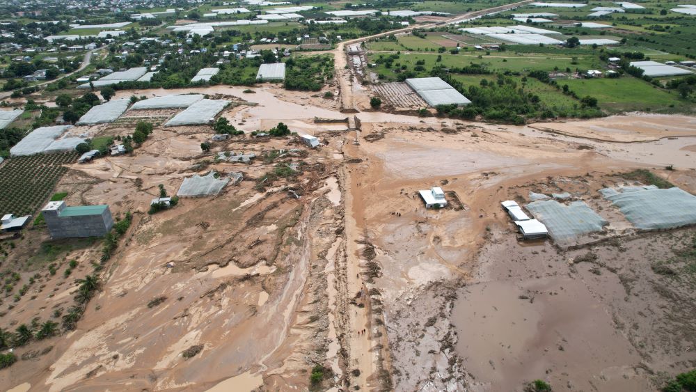 Bun dat tran xuong khu vuc nha dan, vui lap nhieu nha cua, xe may va cuon troi nguoi. Co 4 nguoi bi nuoc cuon troi, cac luc luong cuu ho cua xa da ung cuu kip thoi va cuu song duoc 3 nguoi, rieng 1 be gai bi tu vong.