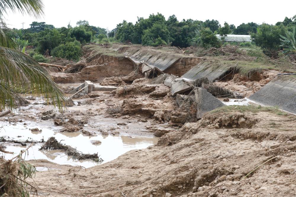 Mot so doan kenh muong, duong giao thong nong thon va cong trinh thuy loi nho bi hu hai. Qua thong ke so bo co 200 ho dan bi anh huong. 