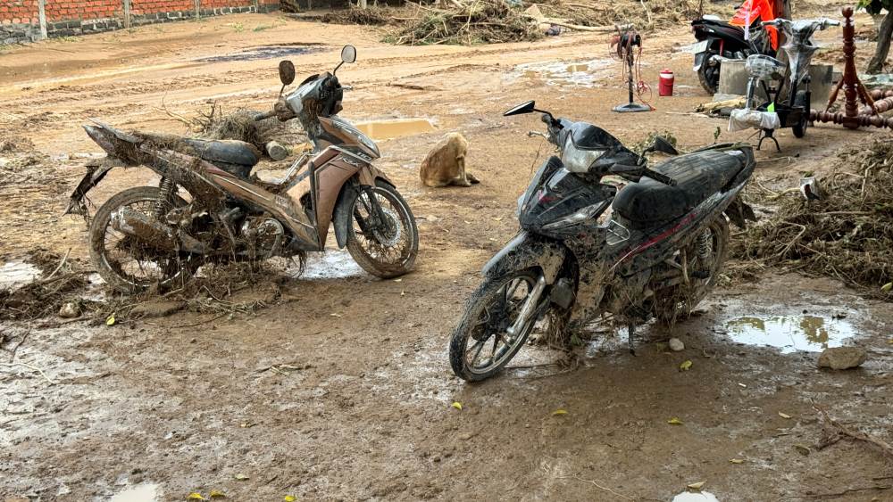 Nguoi dan da cao lop bun dat, keo len nhieu xe may bi vui lap.